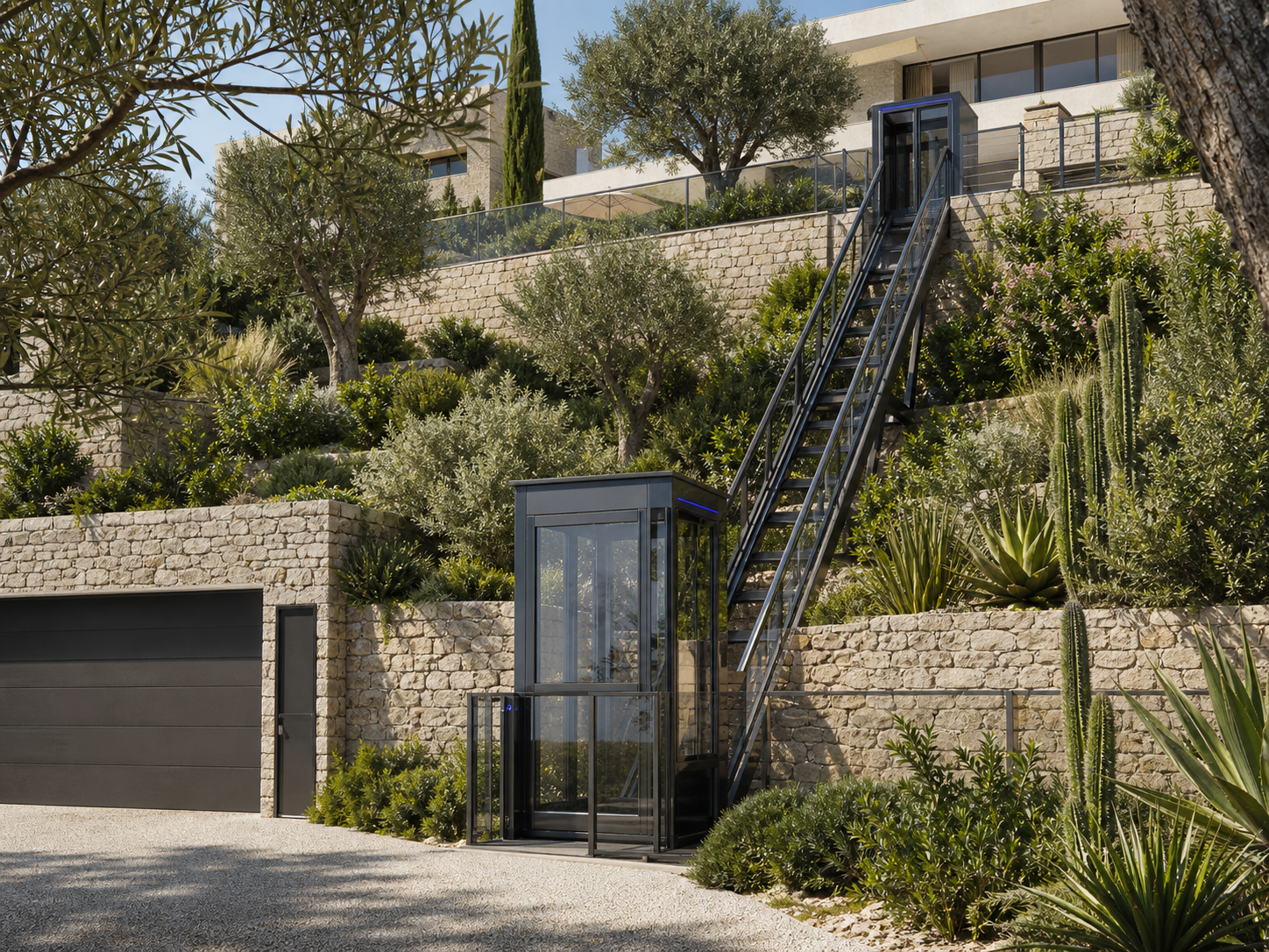 Ascenseur incliné intégré dans le jardin d’une villa en pente