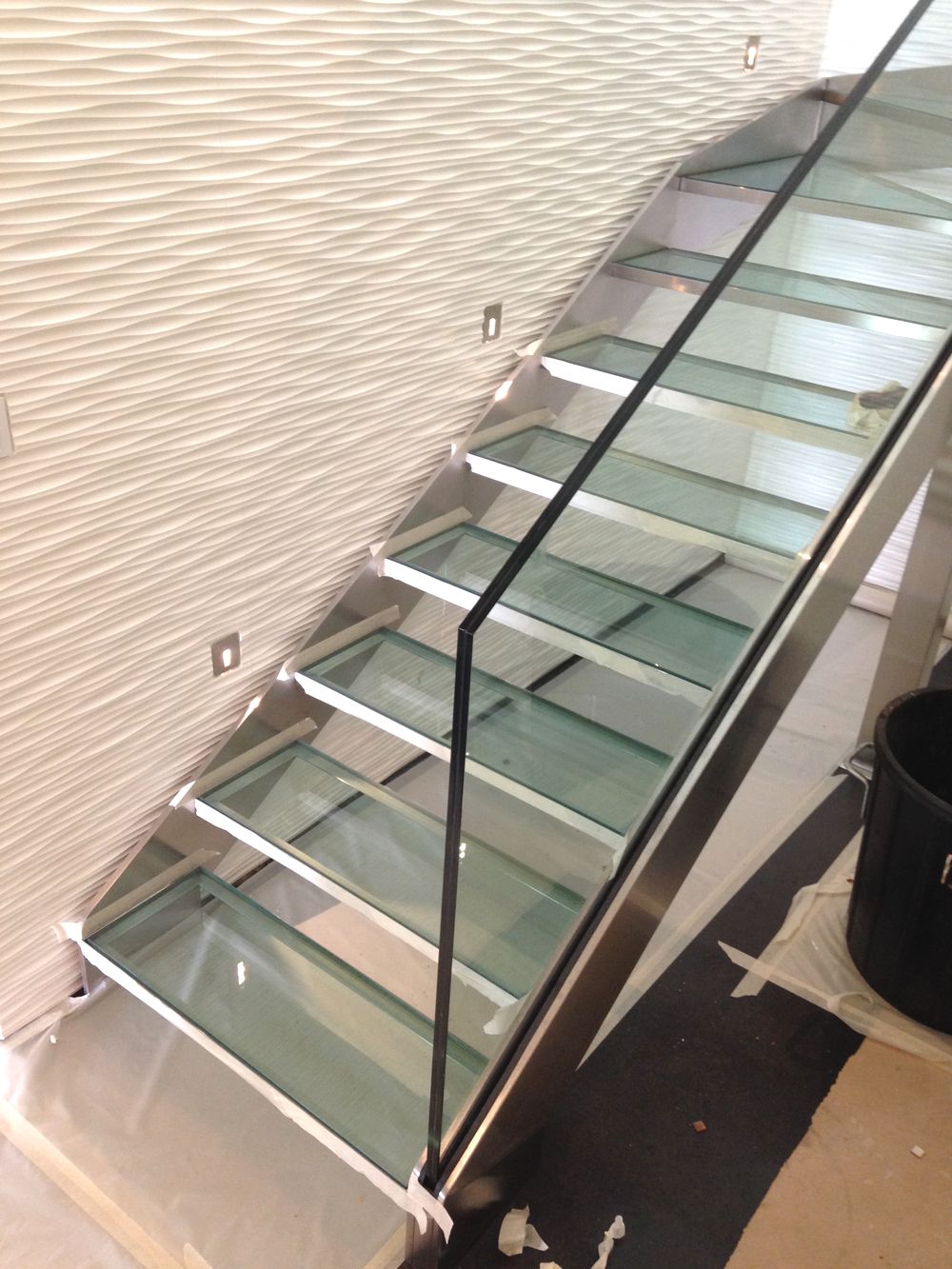 Escalier contemporain en inox et verre