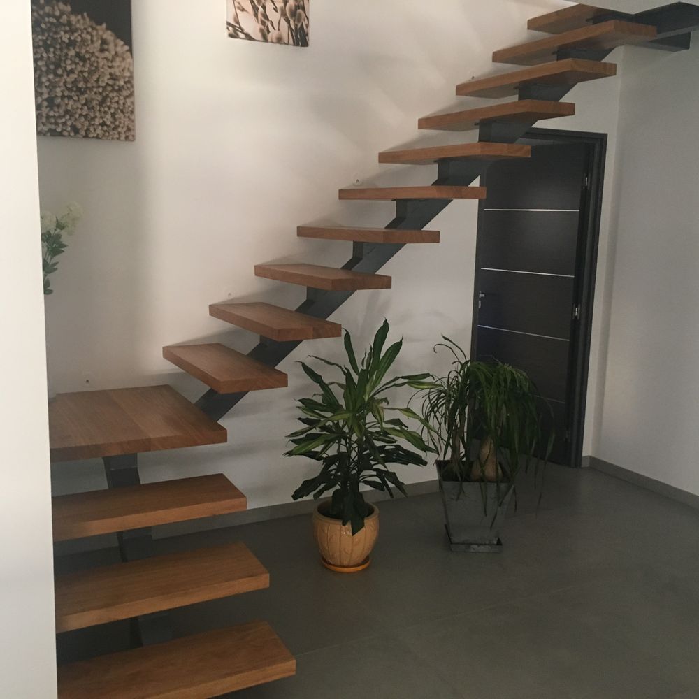 Escalier intérieur sur mesure avec structure en acier et marches en bois