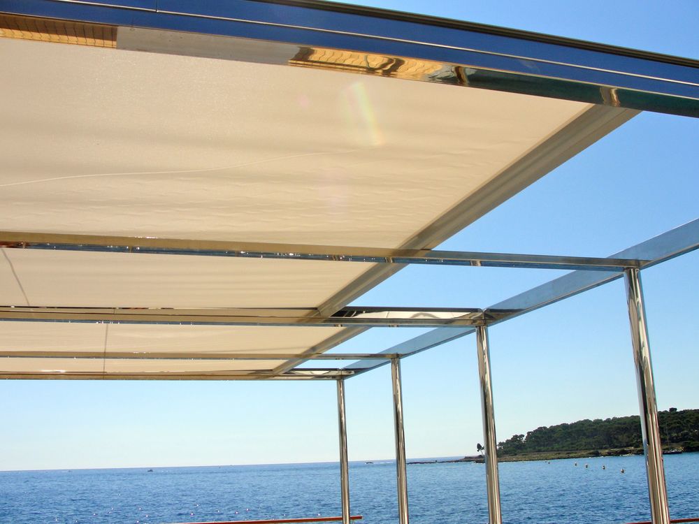 Pergola contemporaine en inox avec couverture coulissante face à la mer