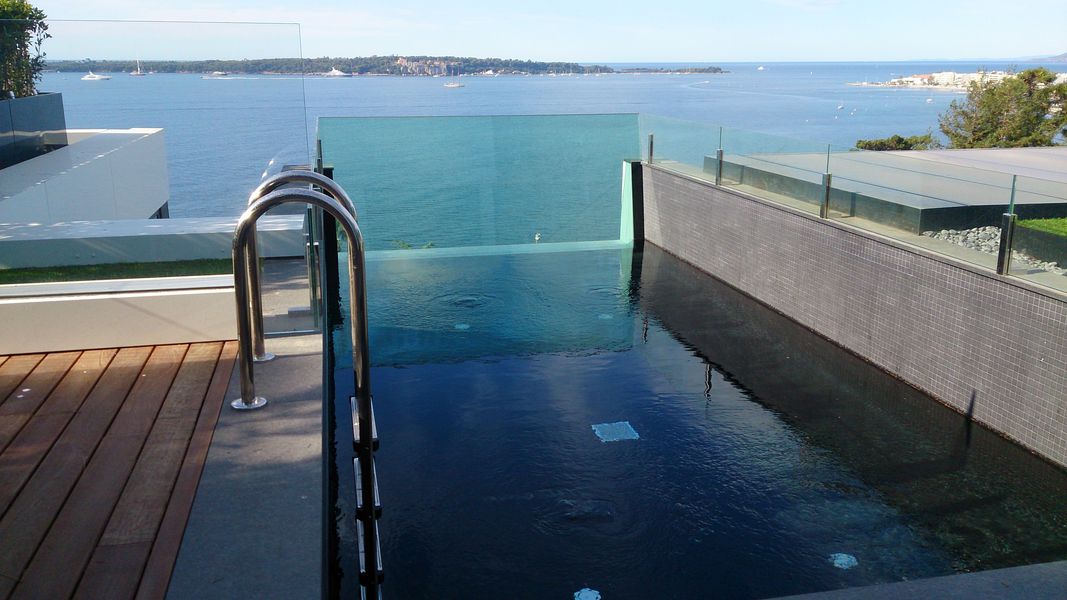 Structure mobile conçue sur mesure au bord d’une piscine