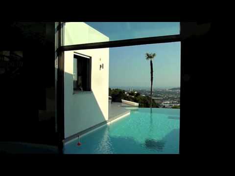 Piscine ouverte sur l’extérieur par une paroi vitrée mobile