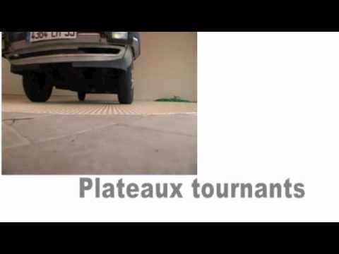 Voiture installée sur un plateau tournant réalisé par F. Labbé